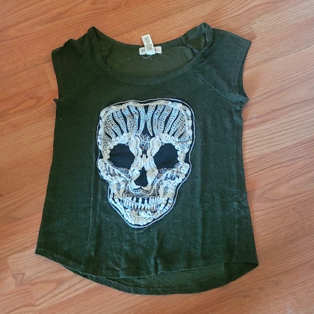 Short sleeve sheer top with a lace skull